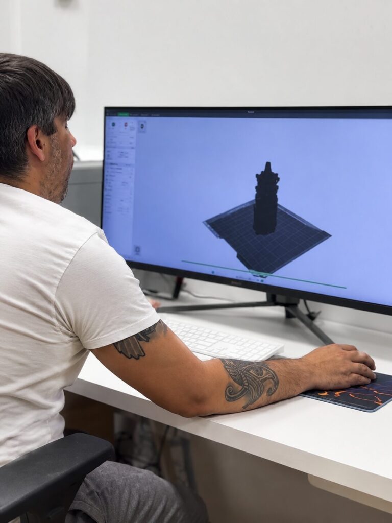 Igor diseñando una pieza en el ordenador